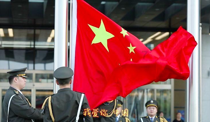 村民玉米地发现约300斤野生黑熊，遇到野生动物该怎么办呢？游戏画面